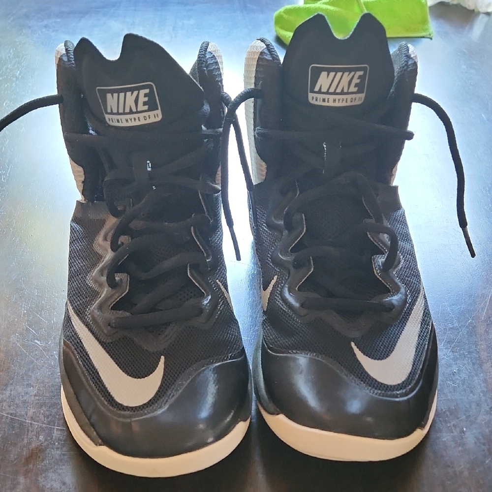 Nike prime Hype DF II boy size 7.5/women size 7 Basketball Shoes